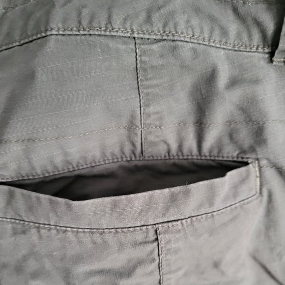 Columbia Omni Shade Cargo Capri's - Picture 12 of 14